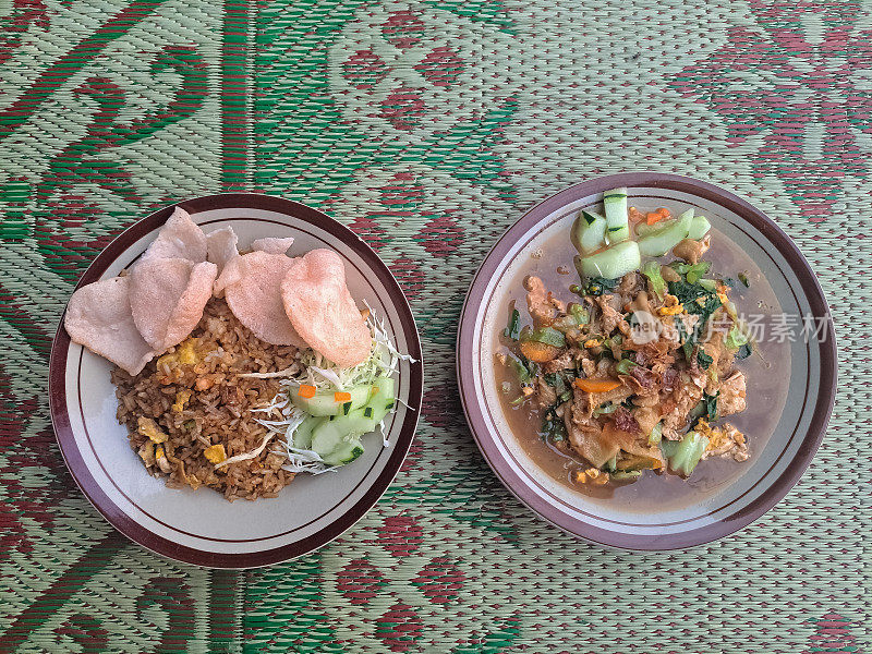 炒饭和肉汁炒白菜或白菜。Nasi Goreng Dan CapCay Kuah。食品菜单。前视图。